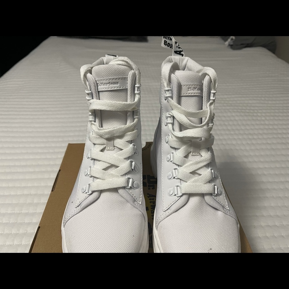 Dr.martens combat boots white